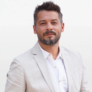 Актер Аныл Ильтер в роли Энгин Сезгин