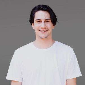 Актер Сина Озер в роли Керем