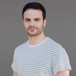 Актер Синан Хельваджи в роли Бурак Балджи